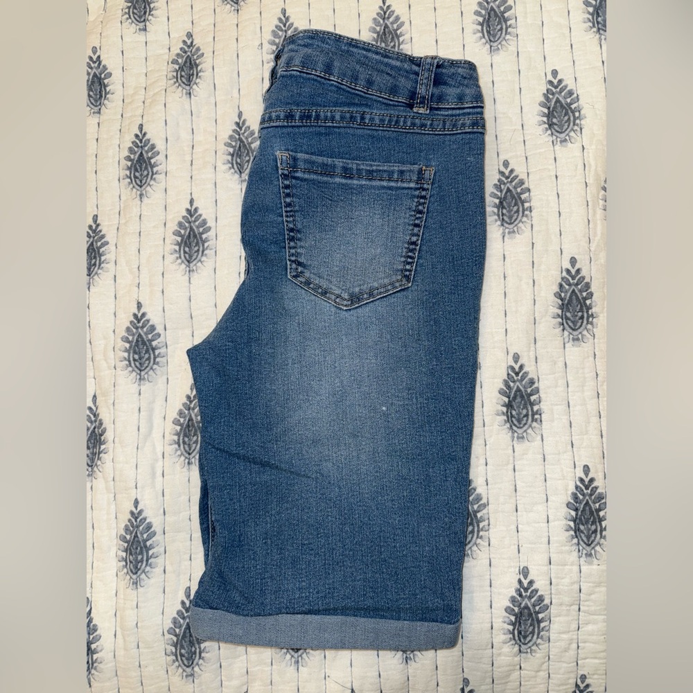 D. Jeans Bermuda Shorts - Picture 2 of 3